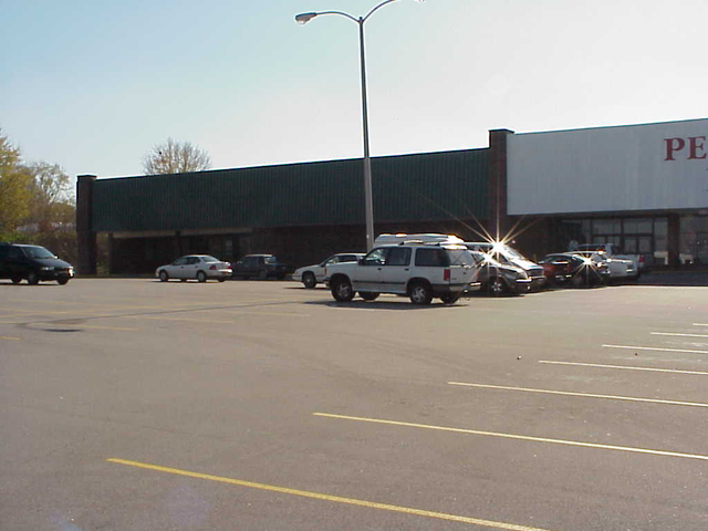 5720 Outer Loop - Available space in mall